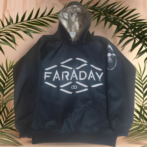 sudadera la jaula de faraday frente vegetacion