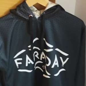 sudadera la jaula de faraday front percha