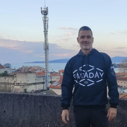 sudadera la jaula de faraday modelo antena